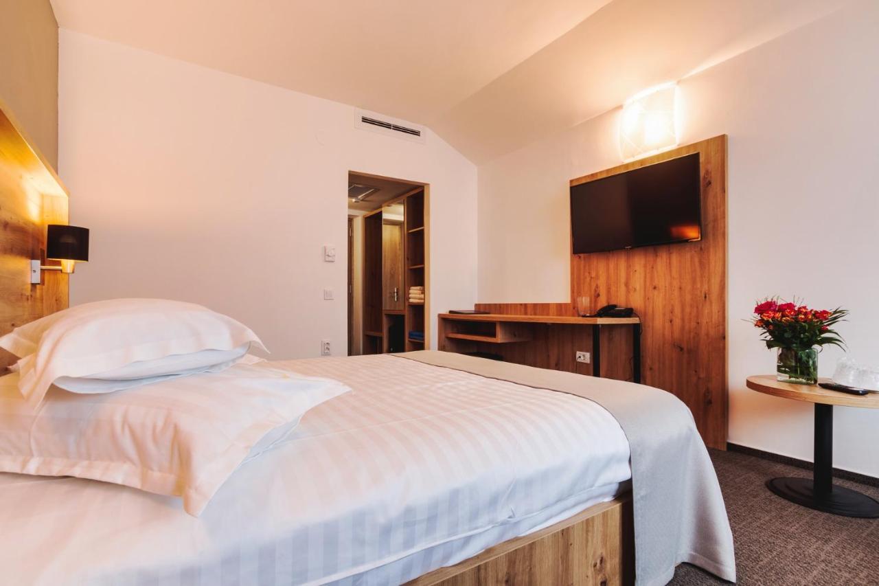 Hotel Domnitei Călimăneşti Exteriör bild